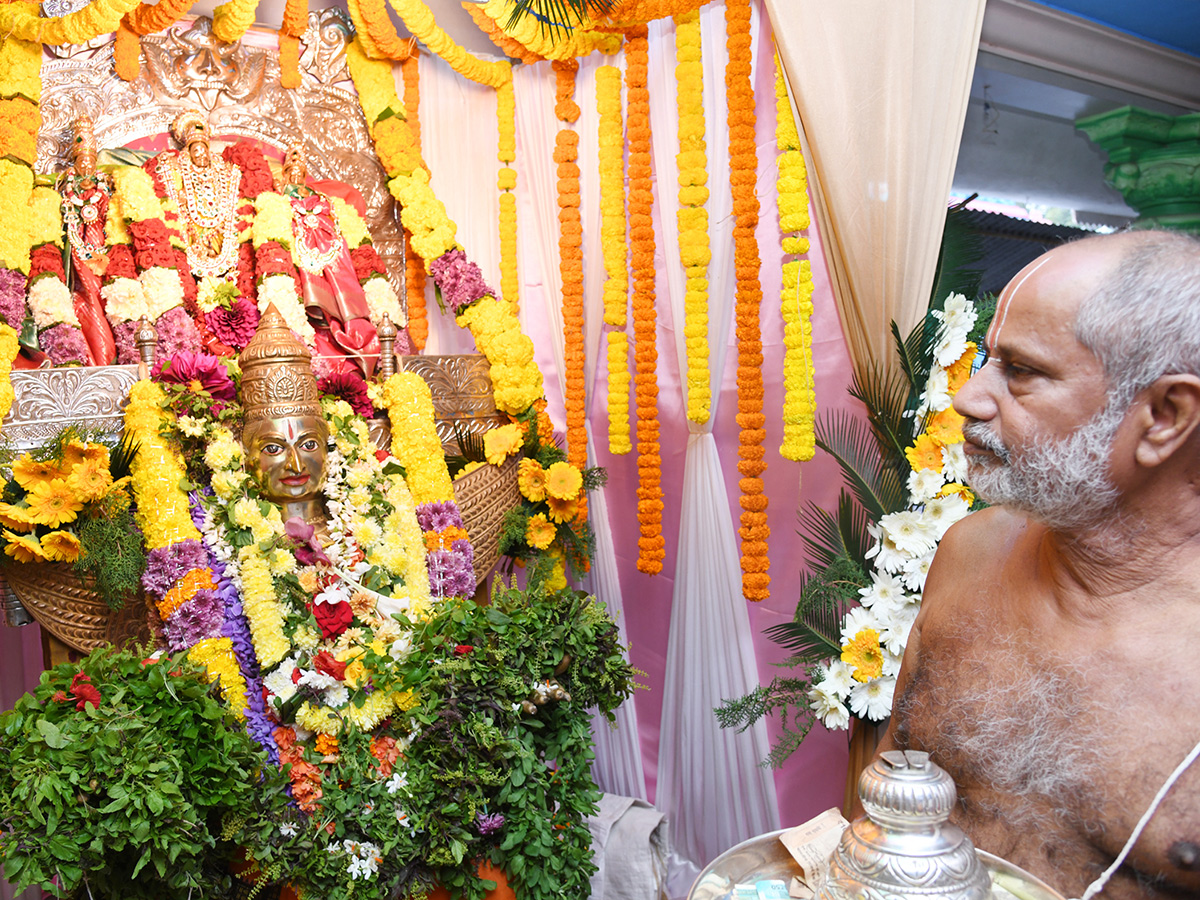 Huge Rush in Temples on Vaikunta Ekadasi Telugu states4