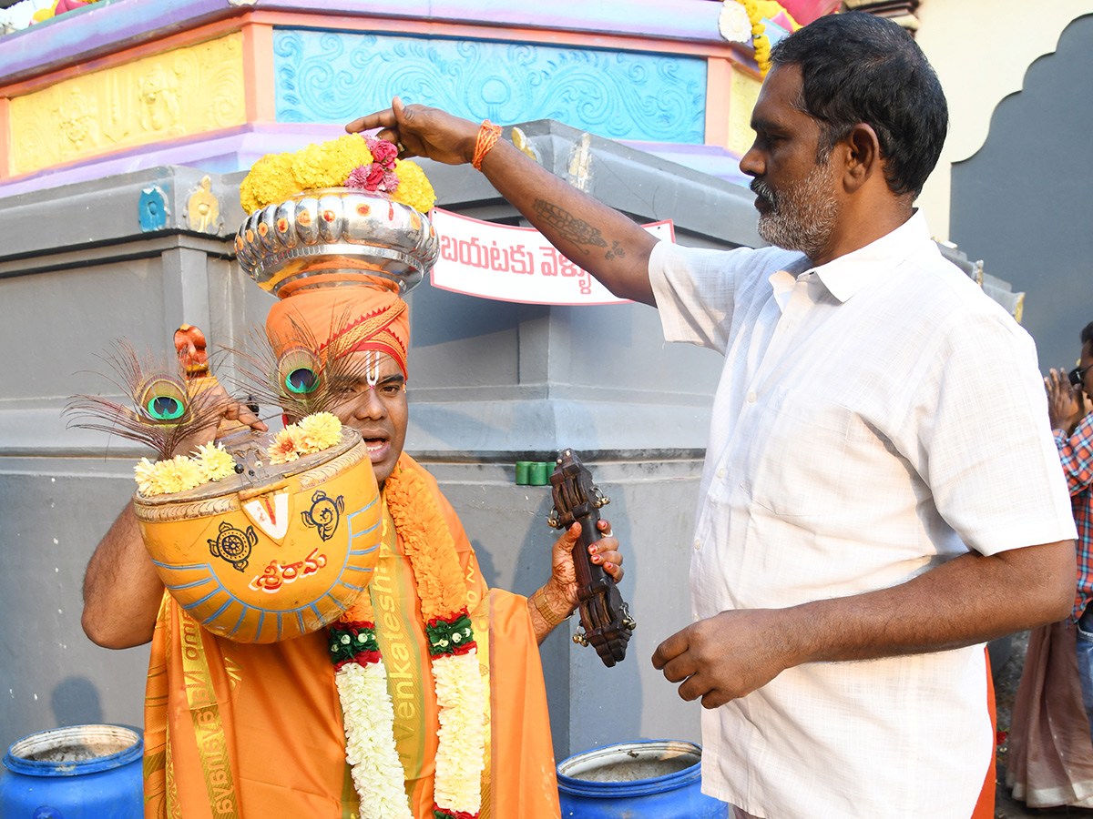 Huge Rush in Temples on Vaikunta Ekadasi Telugu states6