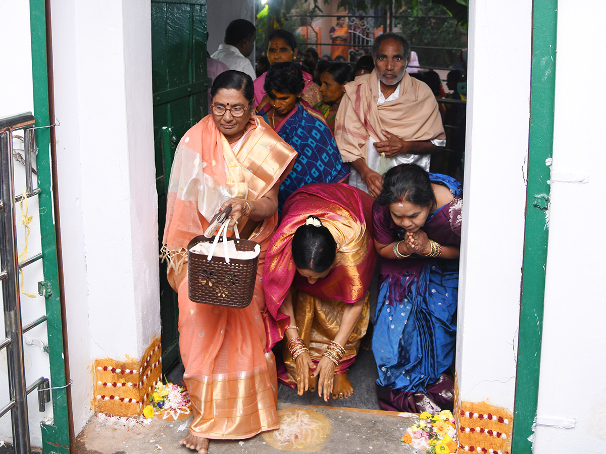 Huge Rush in Temples on Vaikunta Ekadasi Telugu states7