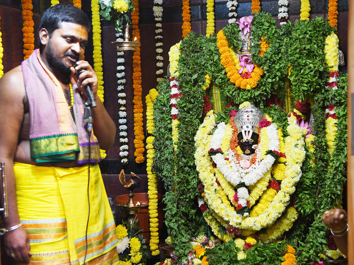 Huge Rush in Temples on Vaikunta Ekadasi Telugu states8