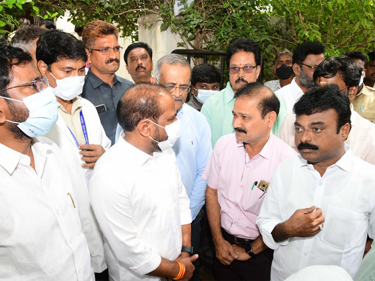 tirupati stampede photos in padmavathi hospital tirupati15