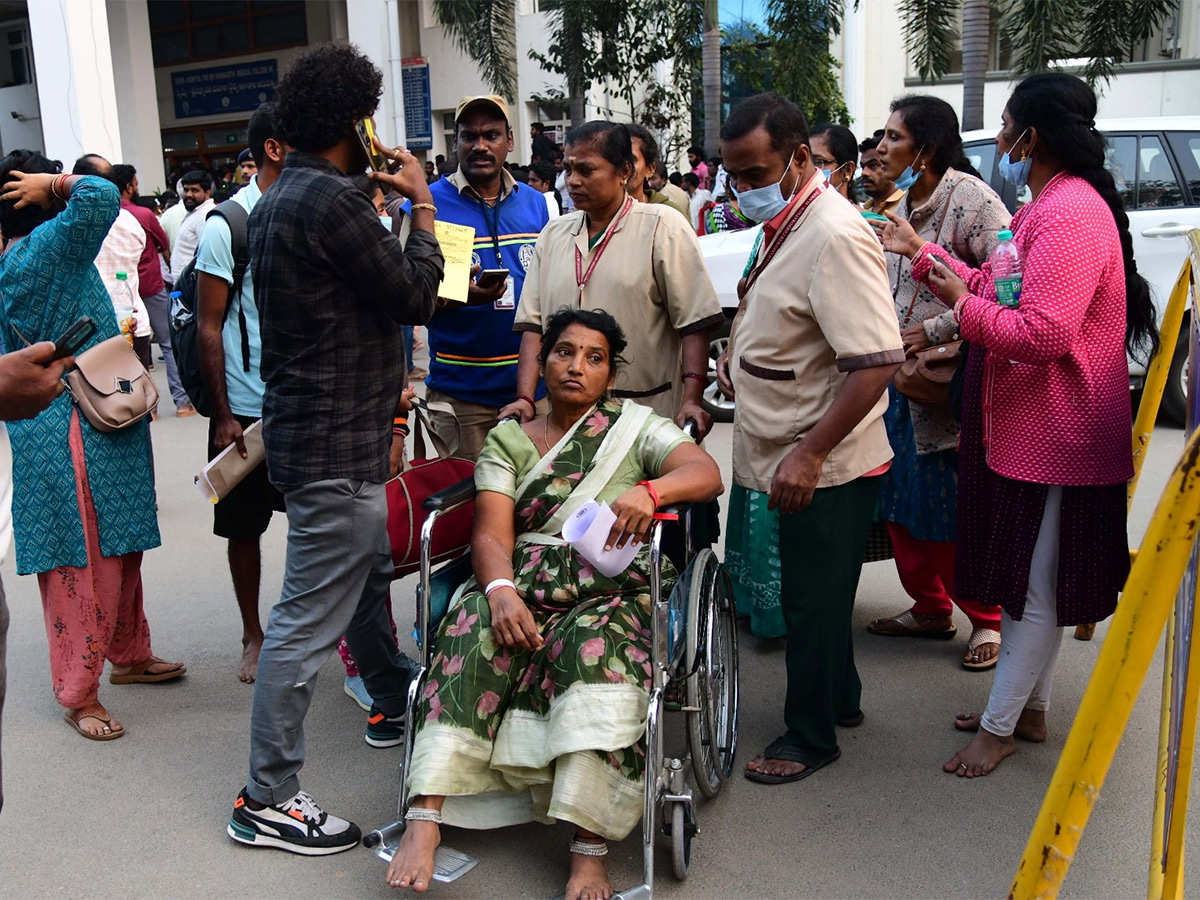 tirupati stampede photos in padmavathi hospital tirupati18