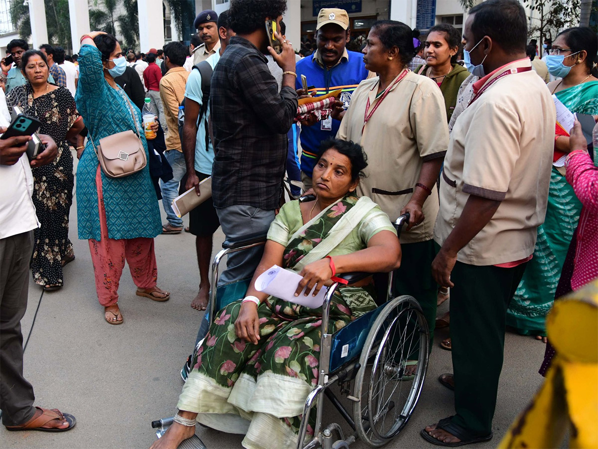 tirupati stampede photos in padmavathi hospital tirupati19