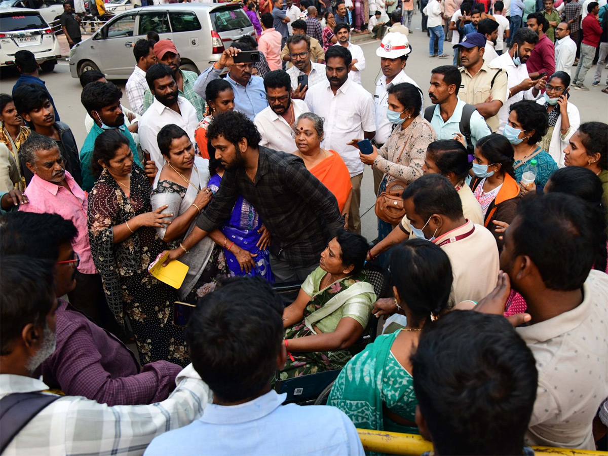 tirupati stampede photos in padmavathi hospital tirupati20