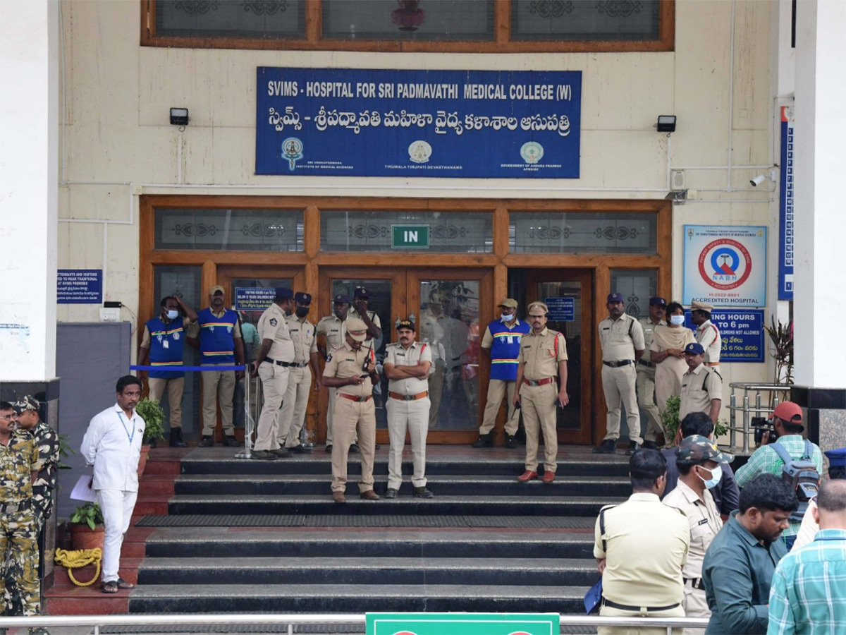 tirupati stampede photos in padmavathi hospital tirupati23