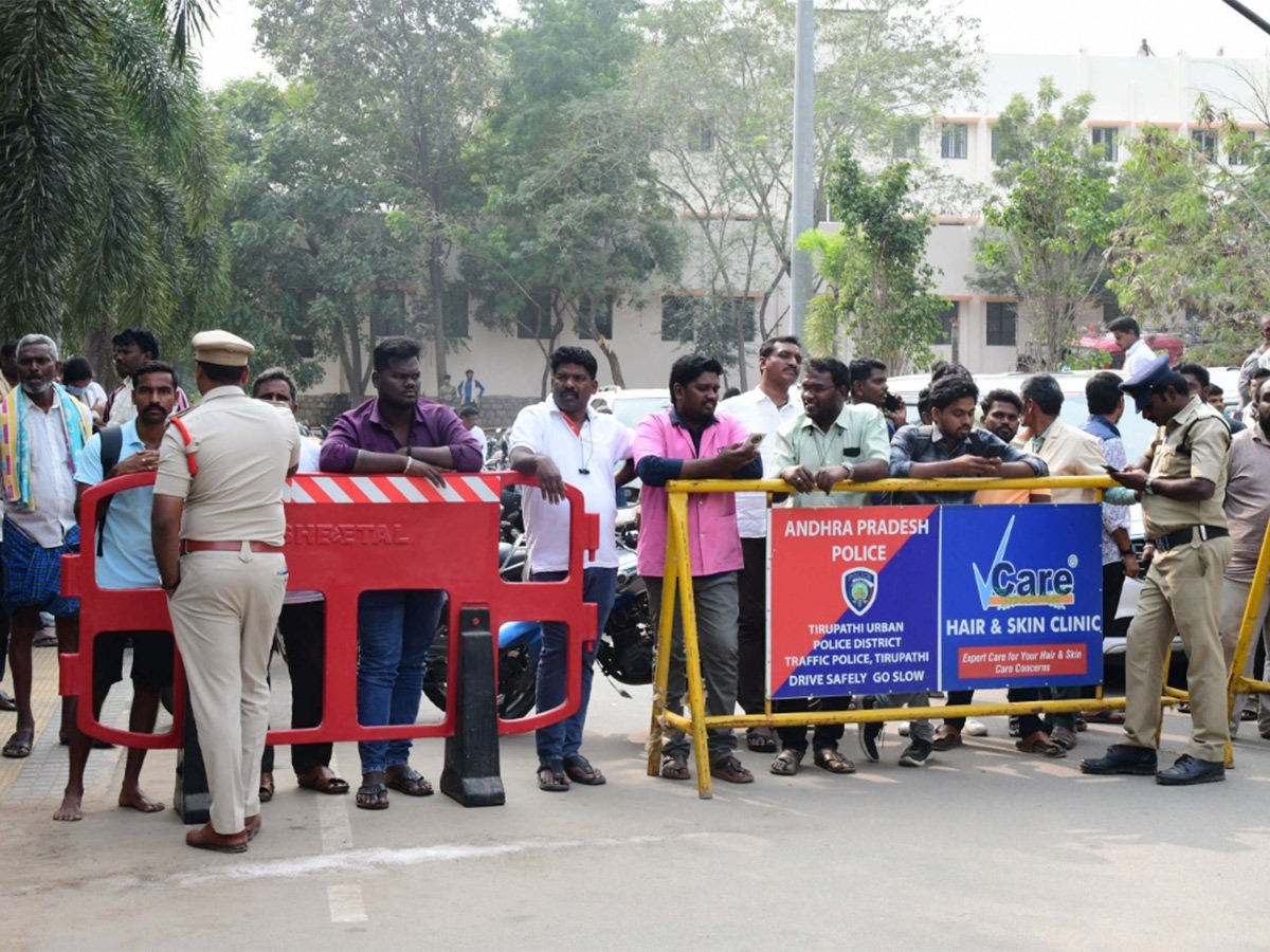 tirupati stampede photos in padmavathi hospital tirupati24