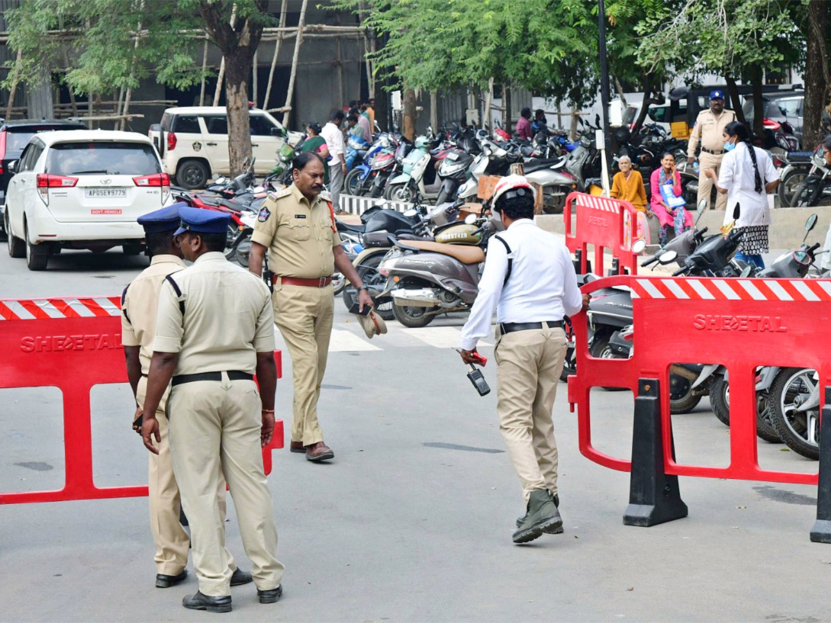 tirupati stampede photos in padmavathi hospital tirupati25