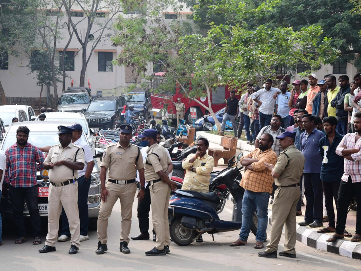 tirupati stampede photos in padmavathi hospital tirupati26