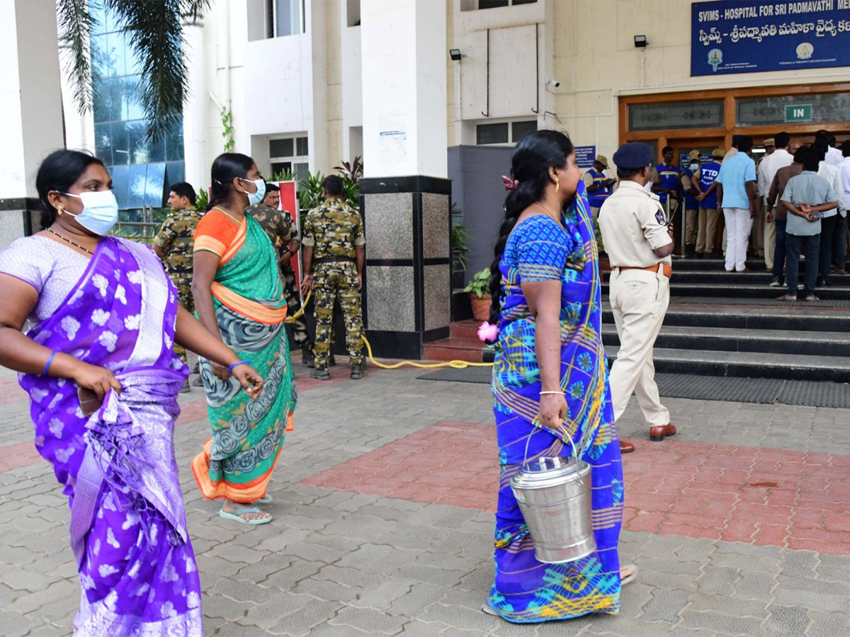 tirupati stampede photos in padmavathi hospital tirupati29