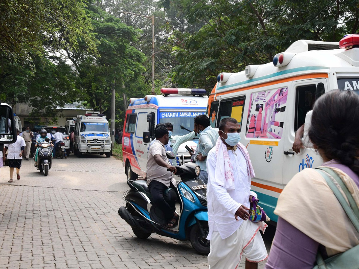 tirupati stampede photos in padmavathi hospital tirupati4