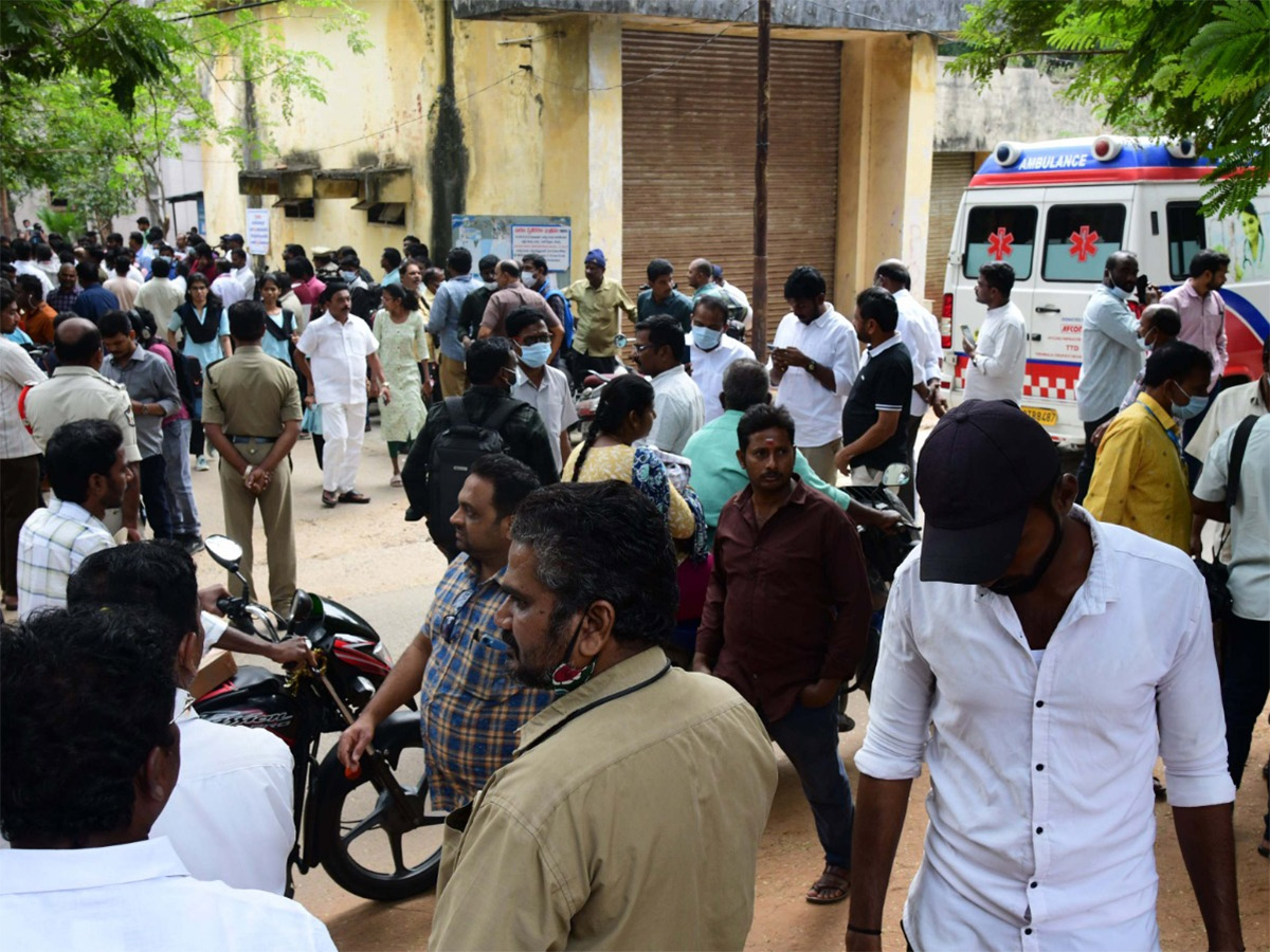 tirupati stampede photos in padmavathi hospital tirupati5