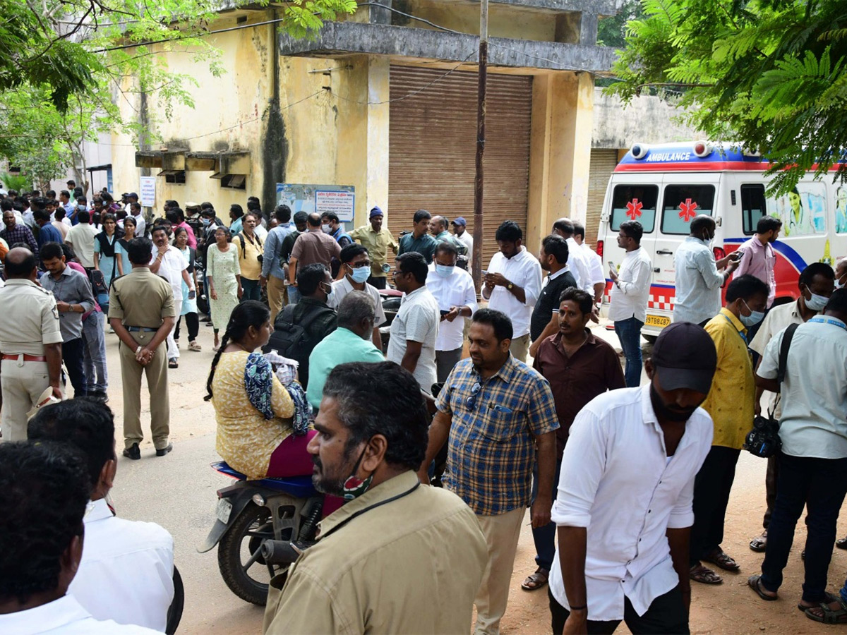 tirupati stampede photos in padmavathi hospital tirupati7