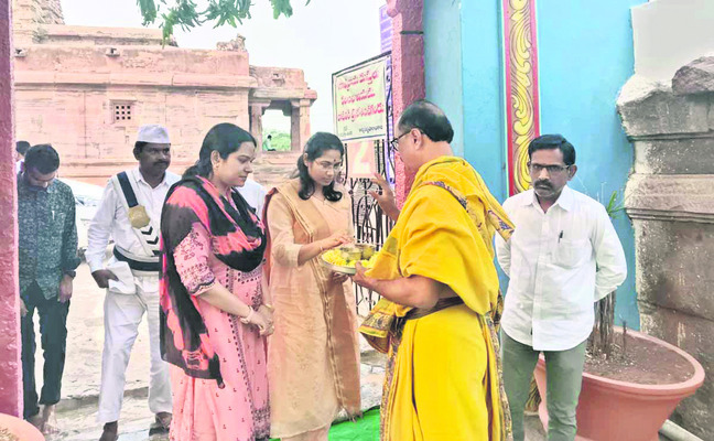 జోగుళాంబ సన్నిధిలో ప్రముఖులు 
1