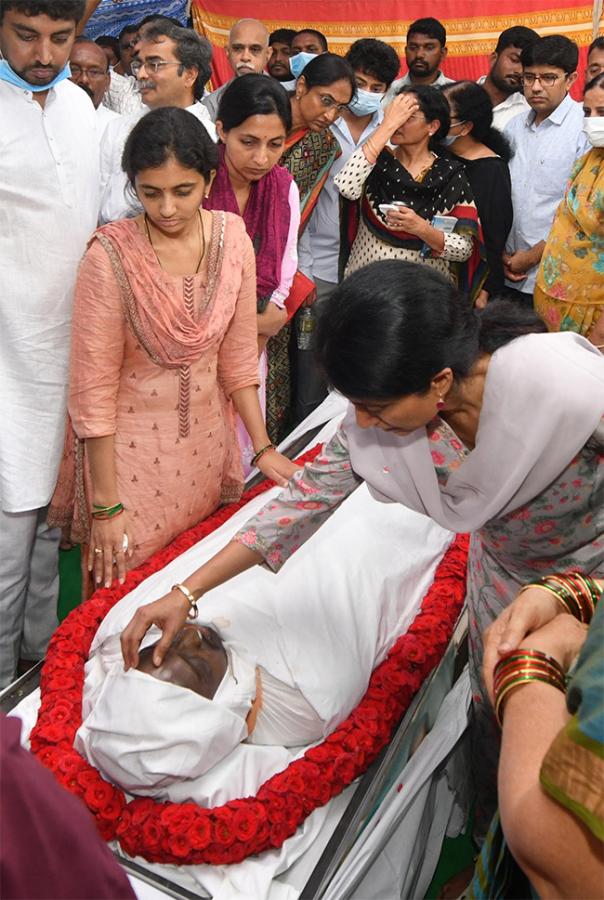 YS Jagan Pays Tribute To His Cousin YS Abhishek Reddy In Pulivendula Photos12