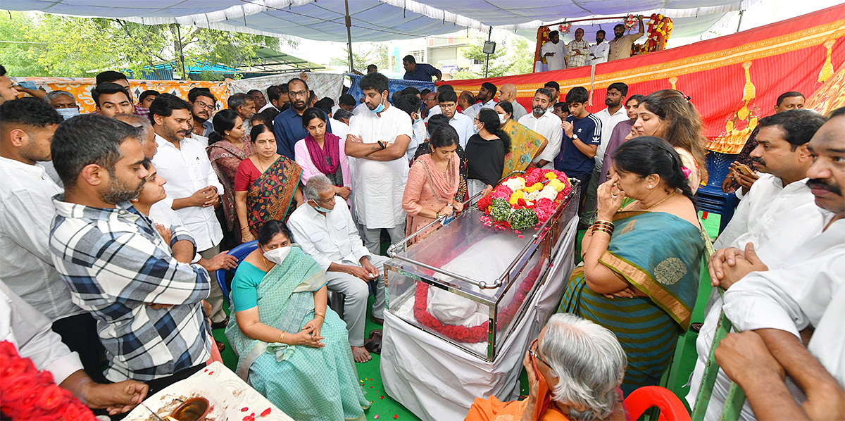 YS Jagan Pays Tribute To His Cousin YS Abhishek Reddy In Pulivendula Photos13