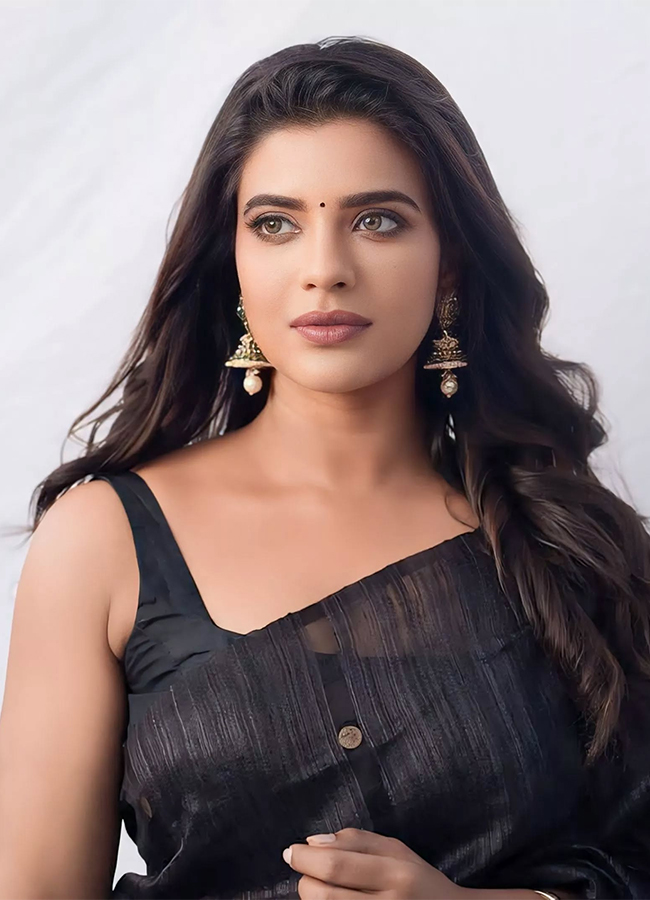 Actress Aishwarya Rajesh Beautiful Pictures24