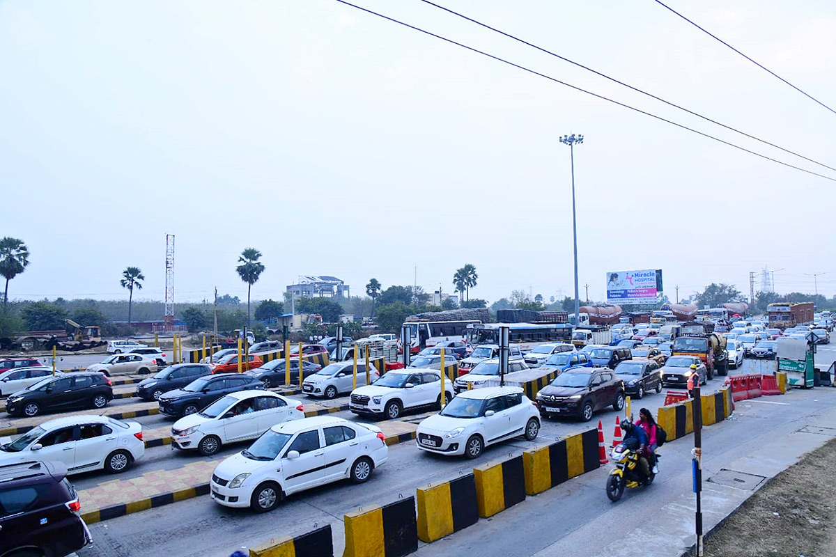 Huge rush at Toll Plaza Sankranti Effect12