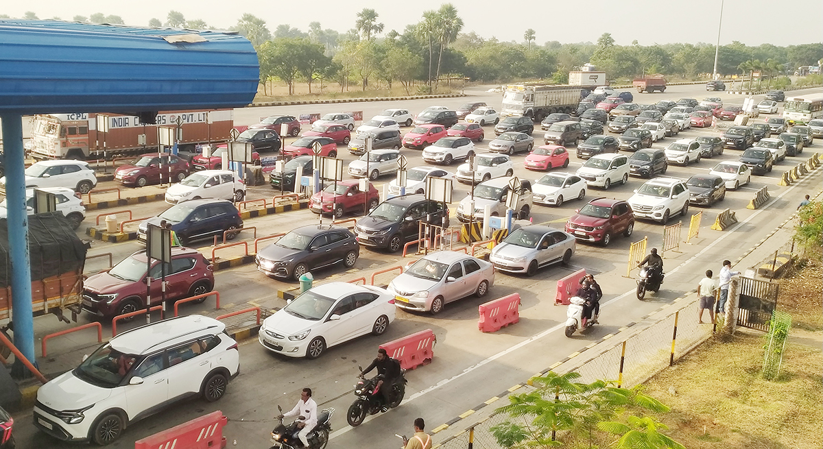 Huge rush at Toll Plaza Sankranti Effect3