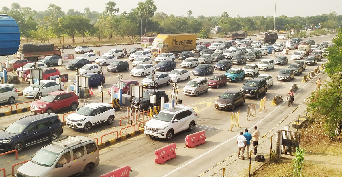 Huge rush at Toll Plaza Sankranti Effect7