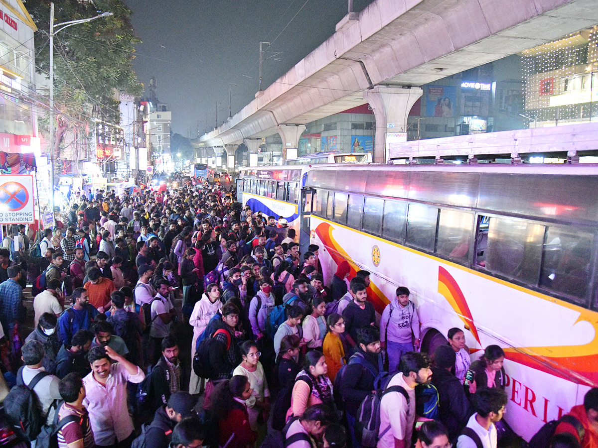 Sankranti Travel Rush: Hyderabad and Secunderabad Stations Overflow with Passengers Photos10