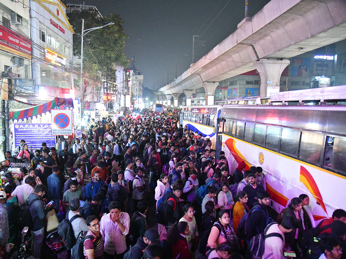 Sankranti Travel Rush: Hyderabad and Secunderabad Stations Overflow with Passengers Photos11