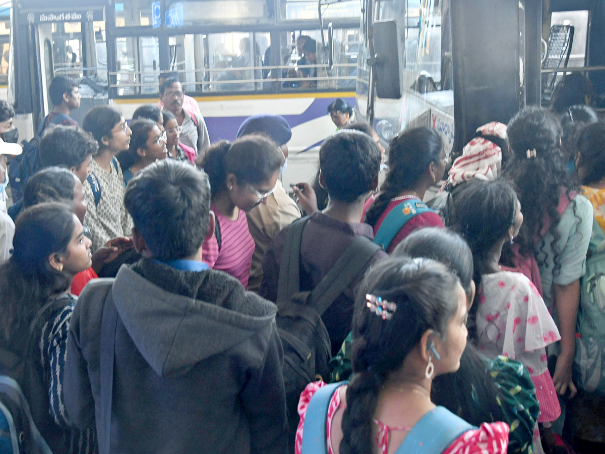 Sankranti Travel Rush: Hyderabad and Secunderabad Stations Overflow with Passengers Photos12