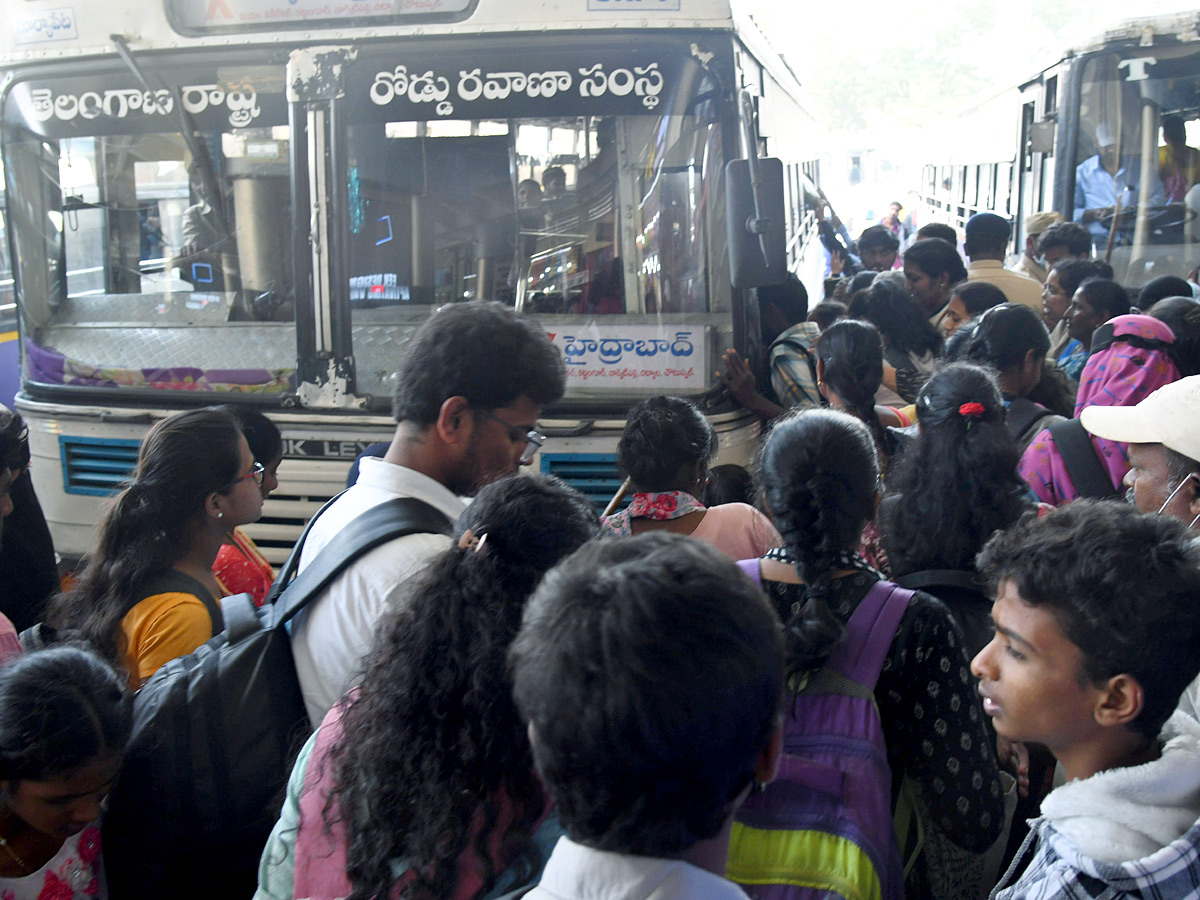 Sankranti Travel Rush: Hyderabad and Secunderabad Stations Overflow with Passengers Photos13