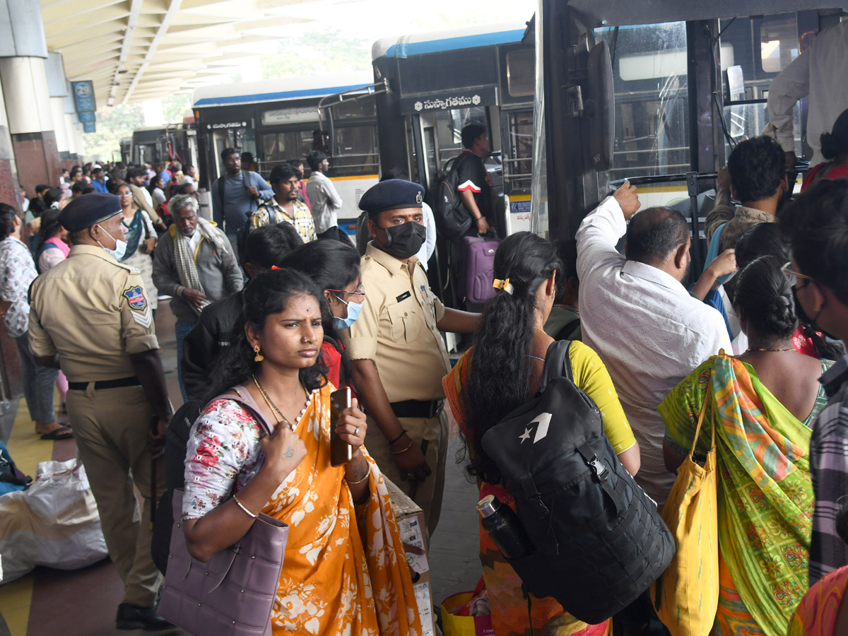 Sankranti Travel Rush: Hyderabad and Secunderabad Stations Overflow with Passengers Photos14