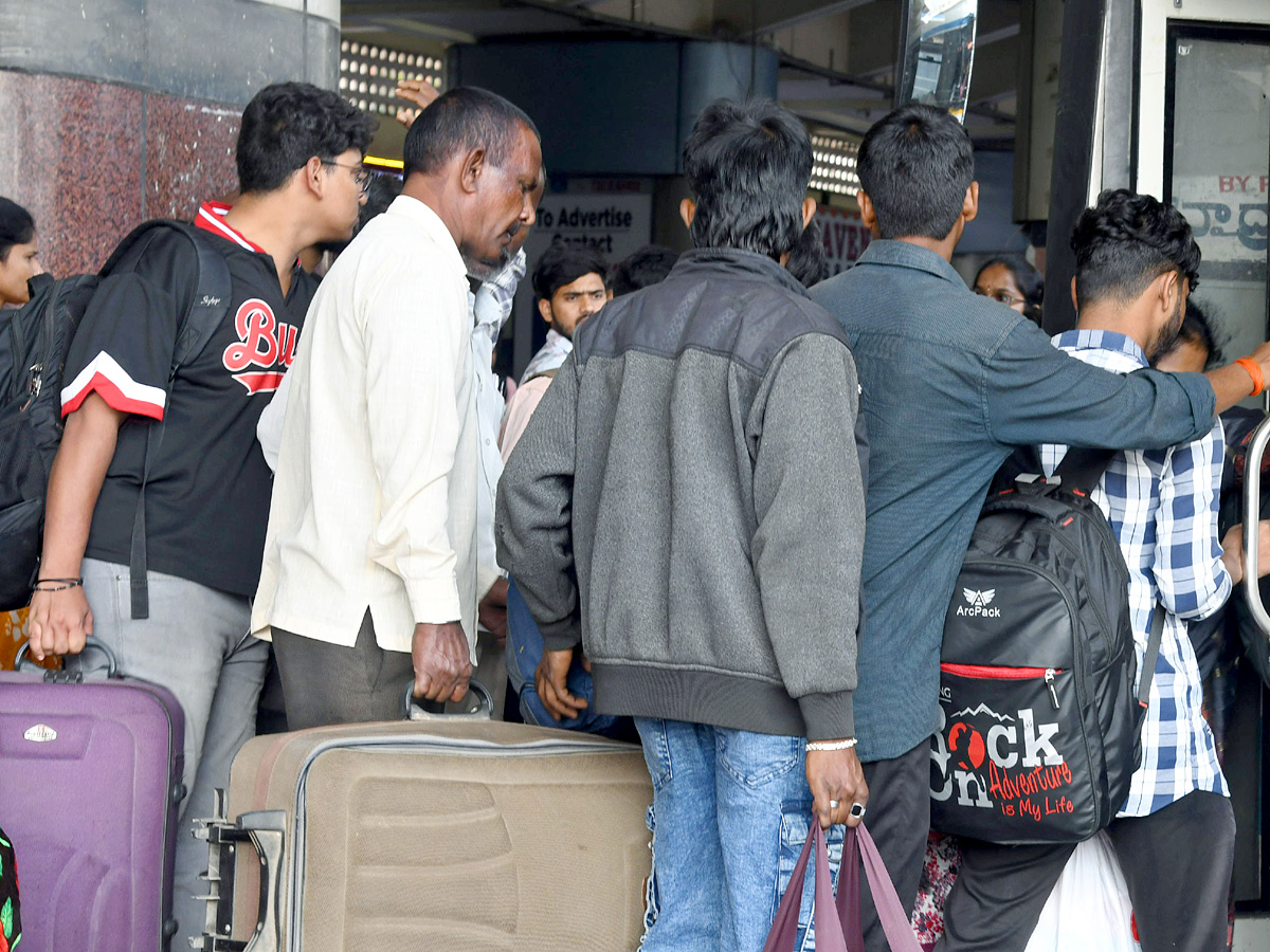 Sankranti Travel Rush: Hyderabad and Secunderabad Stations Overflow with Passengers Photos15