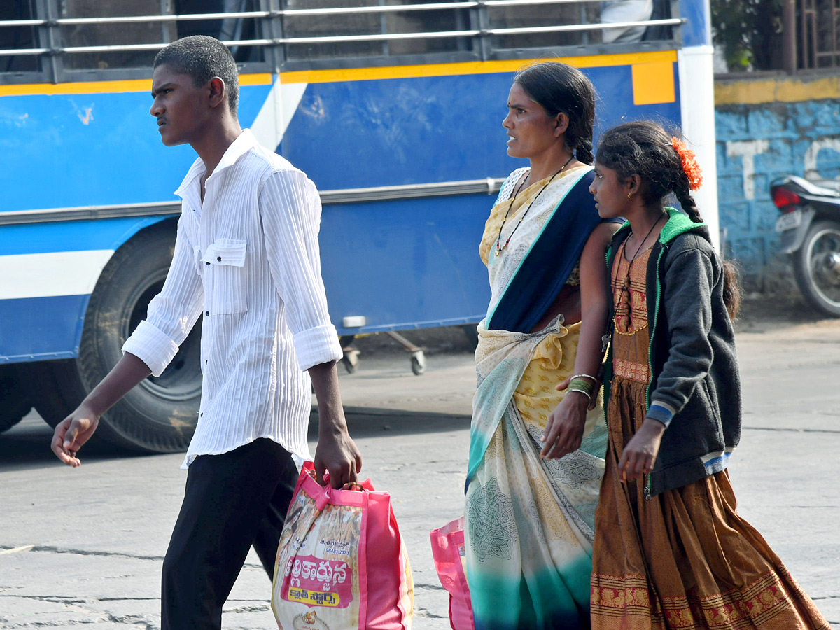 Sankranti Travel Rush: Hyderabad and Secunderabad Stations Overflow with Passengers Photos16