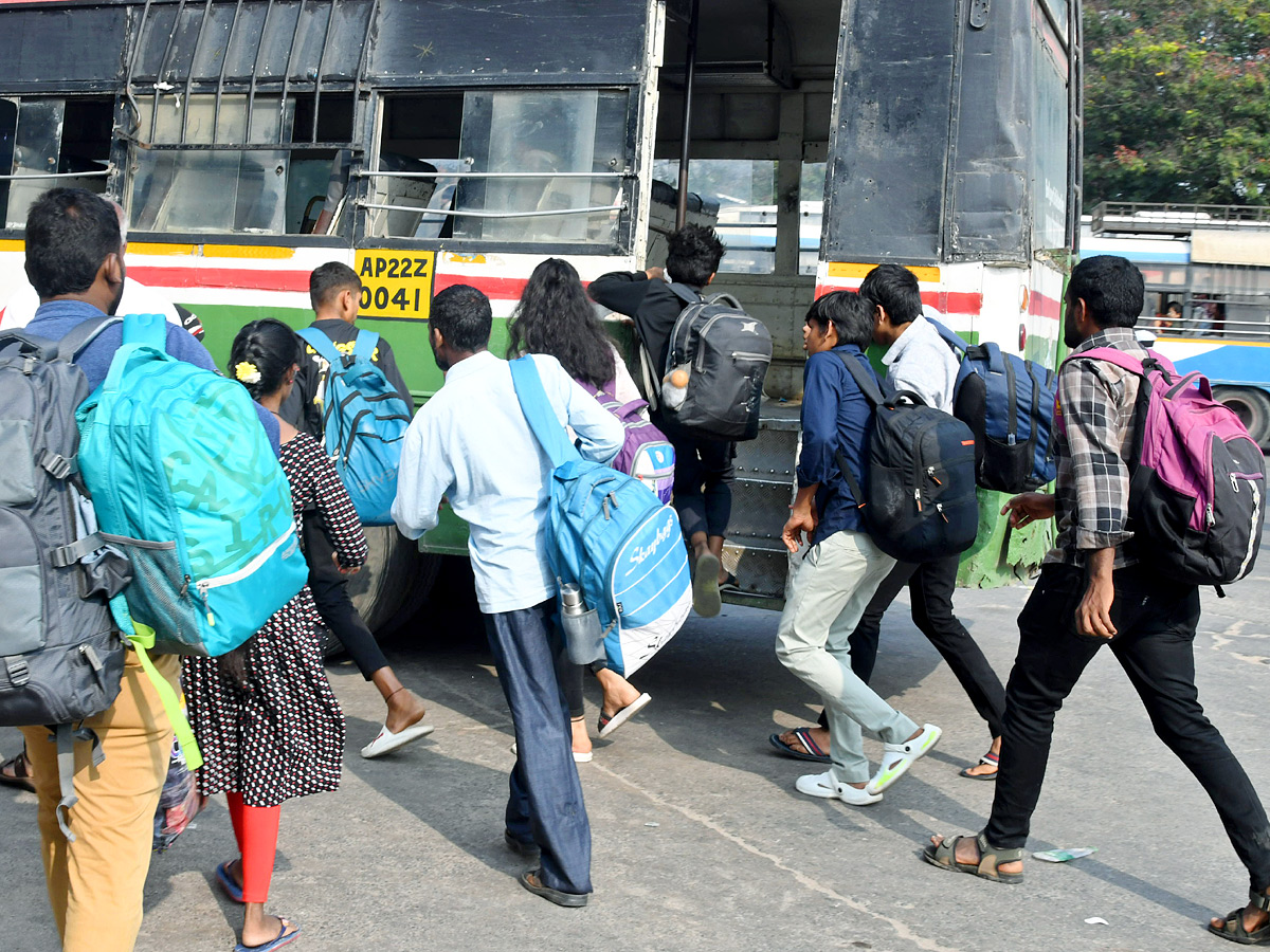 Sankranti Travel Rush: Hyderabad and Secunderabad Stations Overflow with Passengers Photos17