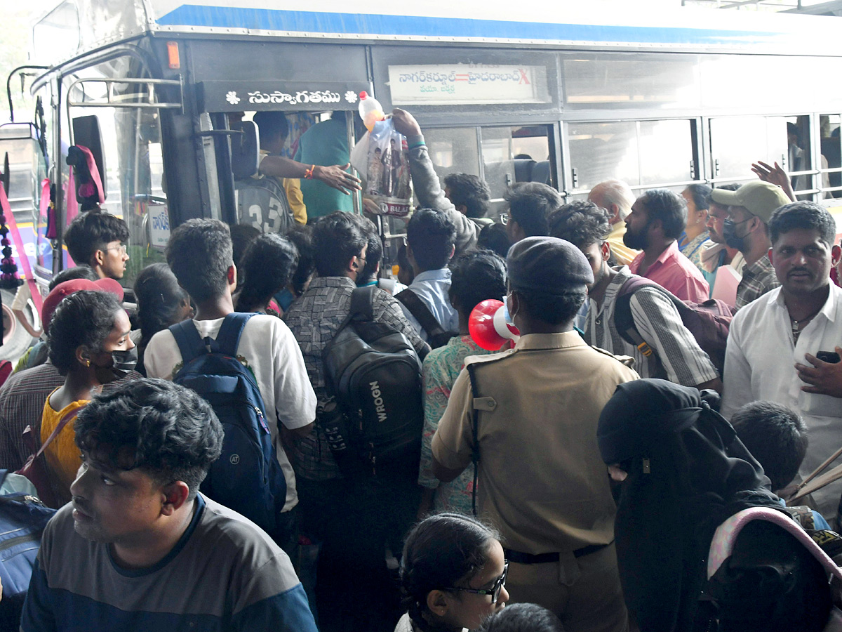 Sankranti Travel Rush: Hyderabad and Secunderabad Stations Overflow with Passengers Photos19