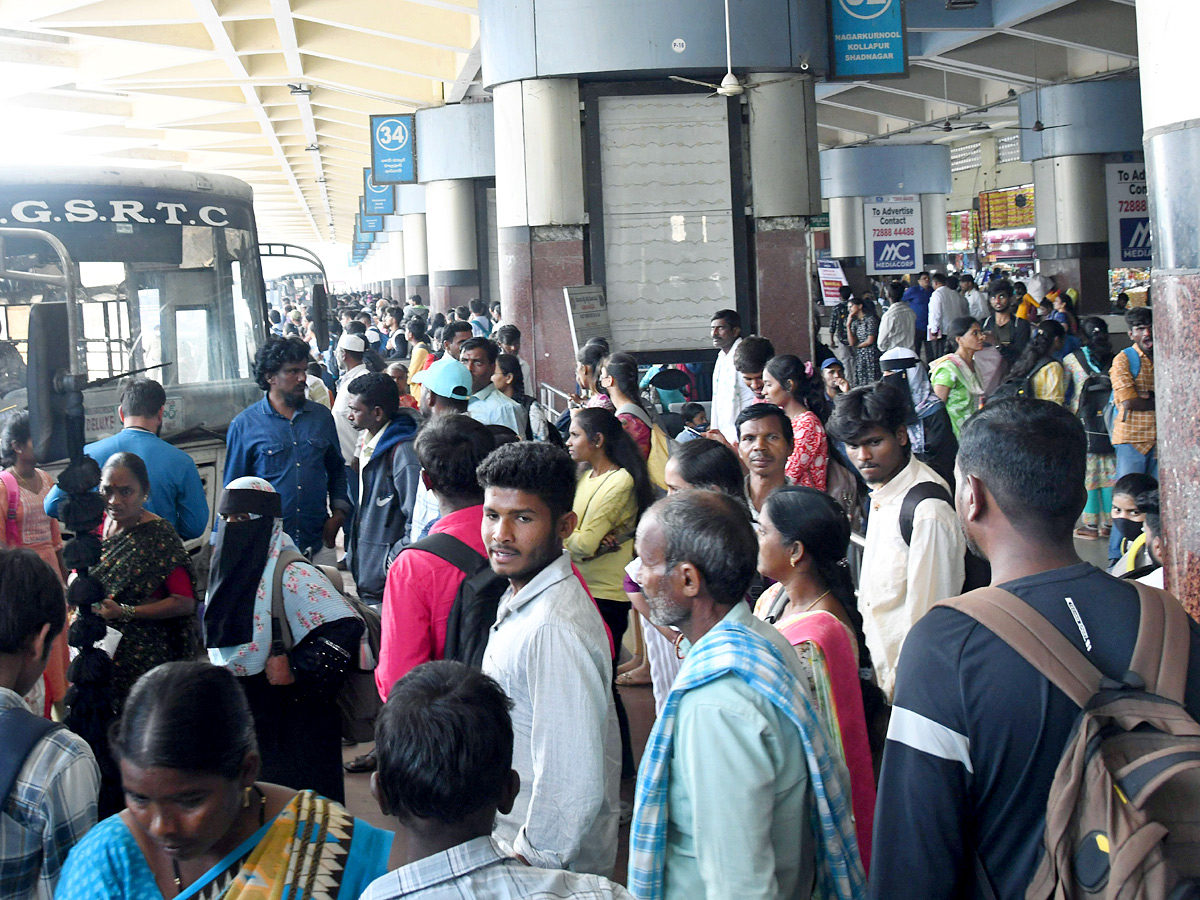 Sankranti Travel Rush: Hyderabad and Secunderabad Stations Overflow with Passengers Photos2