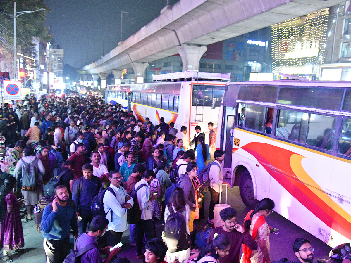 Sankranti Travel Rush: Hyderabad and Secunderabad Stations Overflow with Passengers Photos8