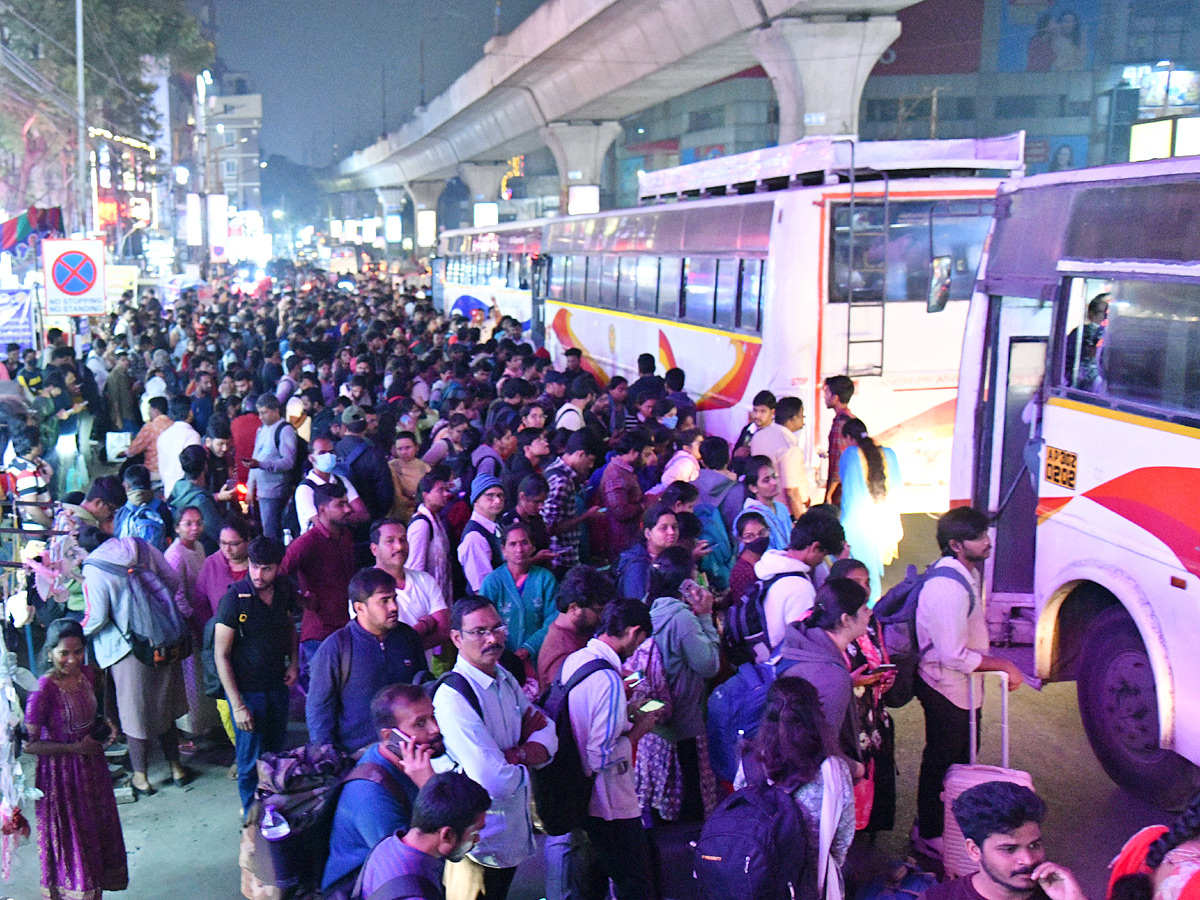 Sankranti Travel Rush: Hyderabad and Secunderabad Stations Overflow with Passengers Photos9