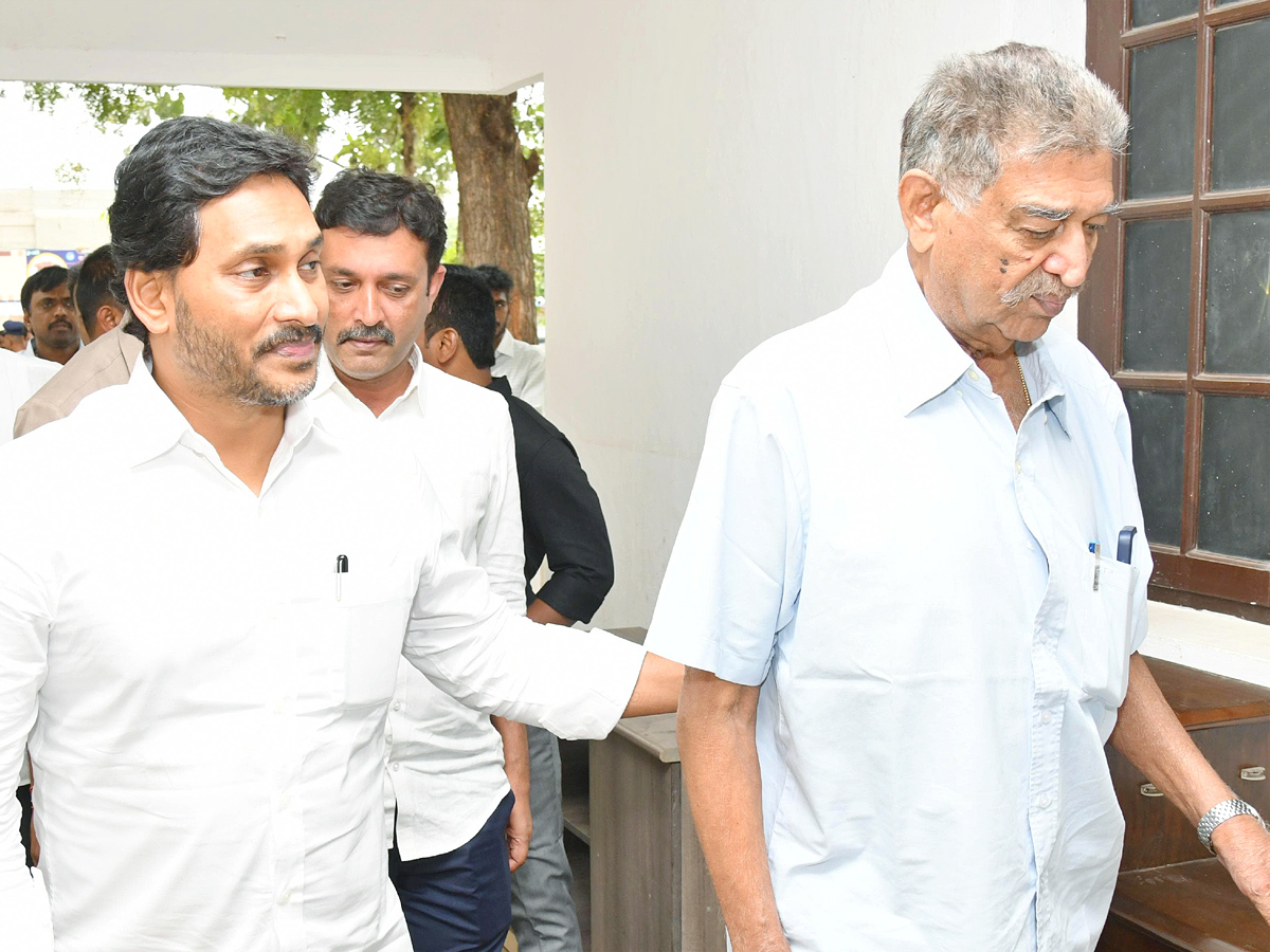 YS Jagan Pays Tribute To His Cousin YS Abhishek Reddy In Pulivendula Photos9