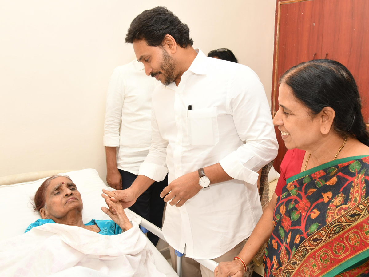 YS Jagan Pays Tribute To His Cousin YS Abhishek Reddy In Pulivendula Photos11