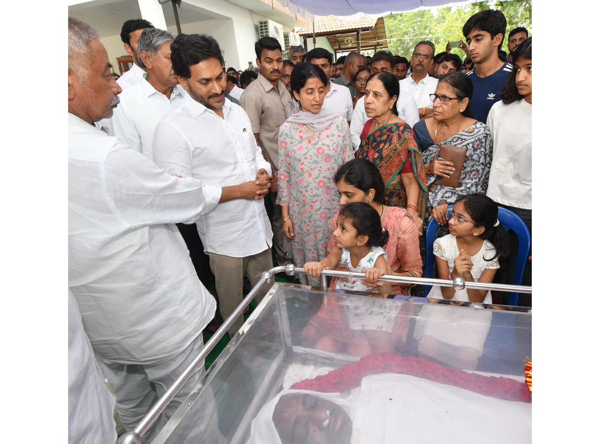 YS Jagan Pays Tribute To His Cousin YS Abhishek Reddy In Pulivendula Photos2