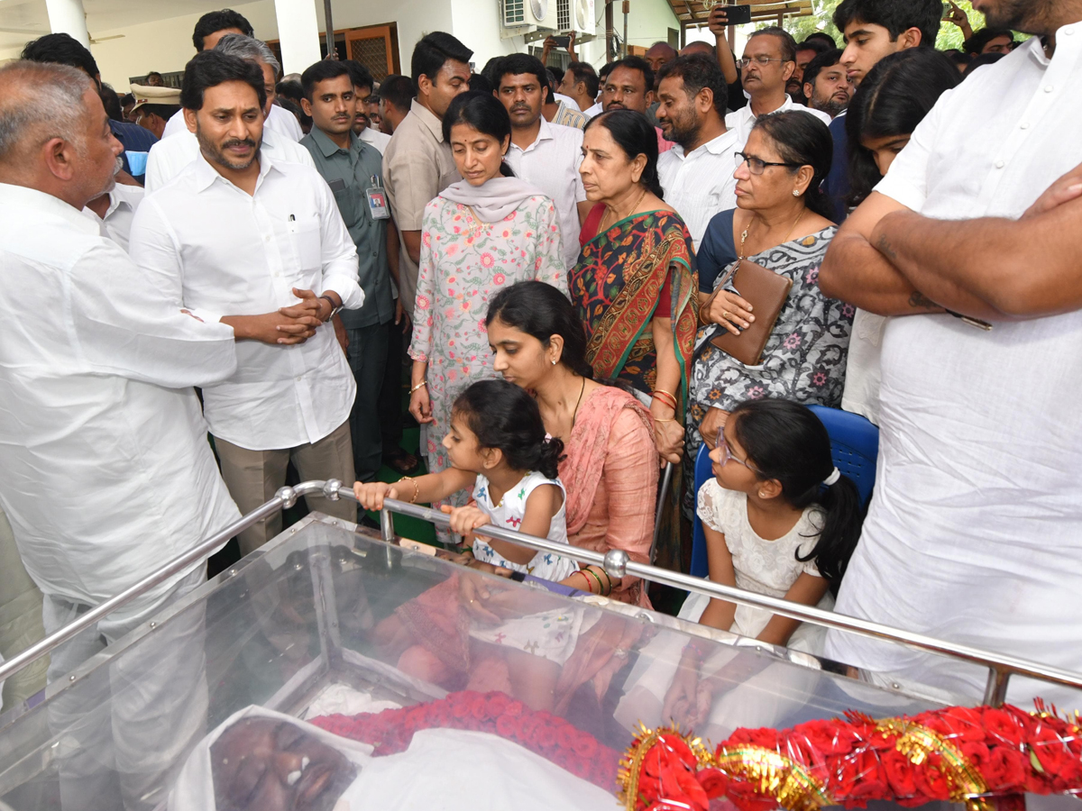 YS Jagan Pays Tribute To His Cousin YS Abhishek Reddy In Pulivendula Photos5