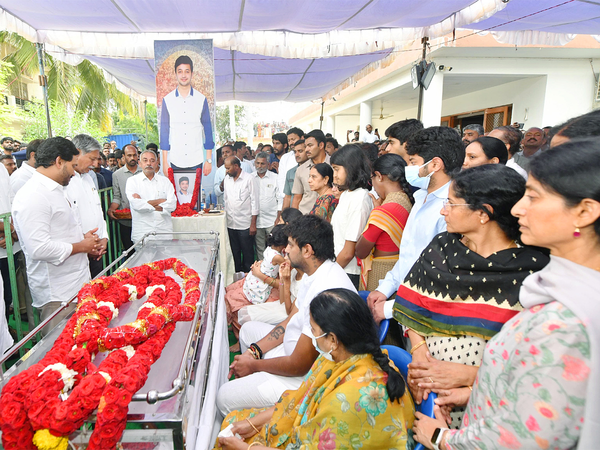 YS Jagan Pays Tribute To His Cousin YS Abhishek Reddy In Pulivendula Photos6