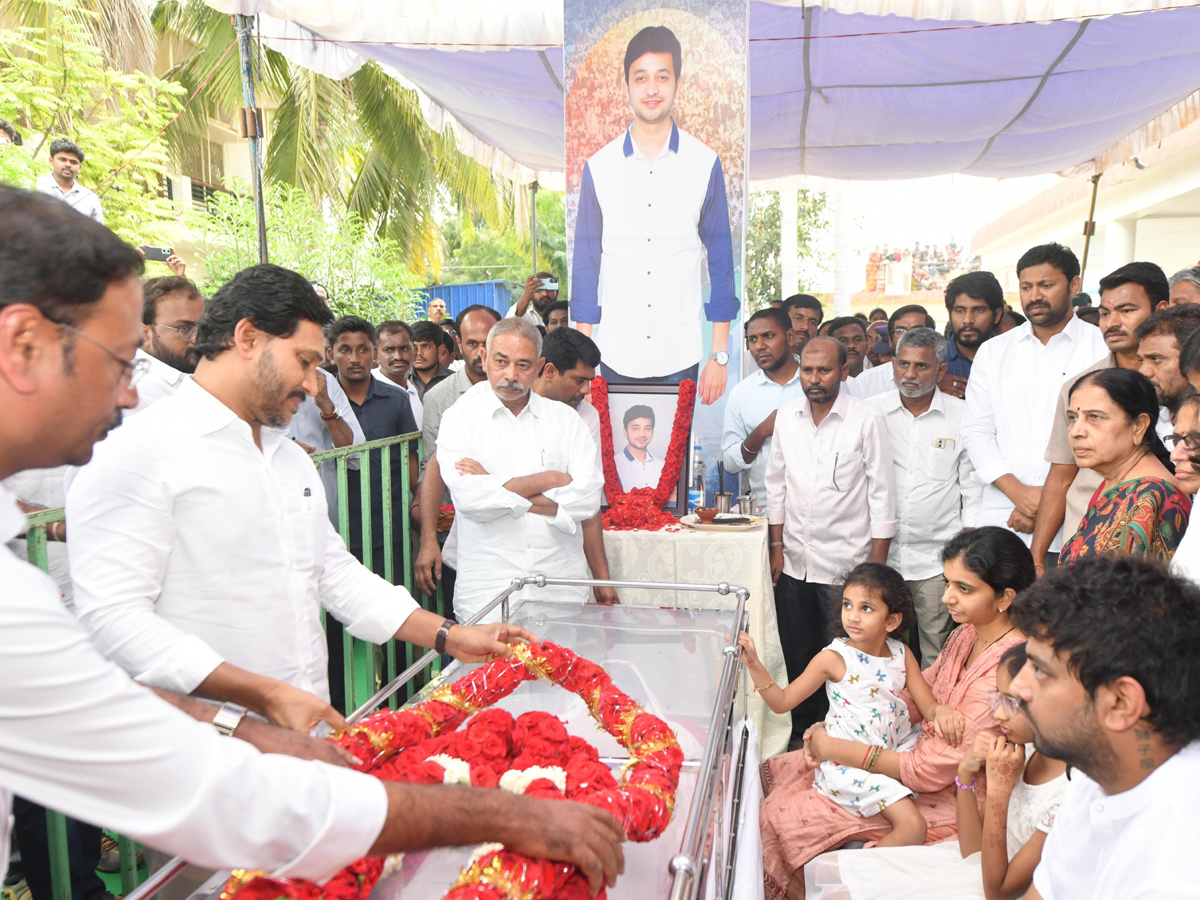 YS Jagan Pays Tribute To His Cousin YS Abhishek Reddy In Pulivendula Photos8