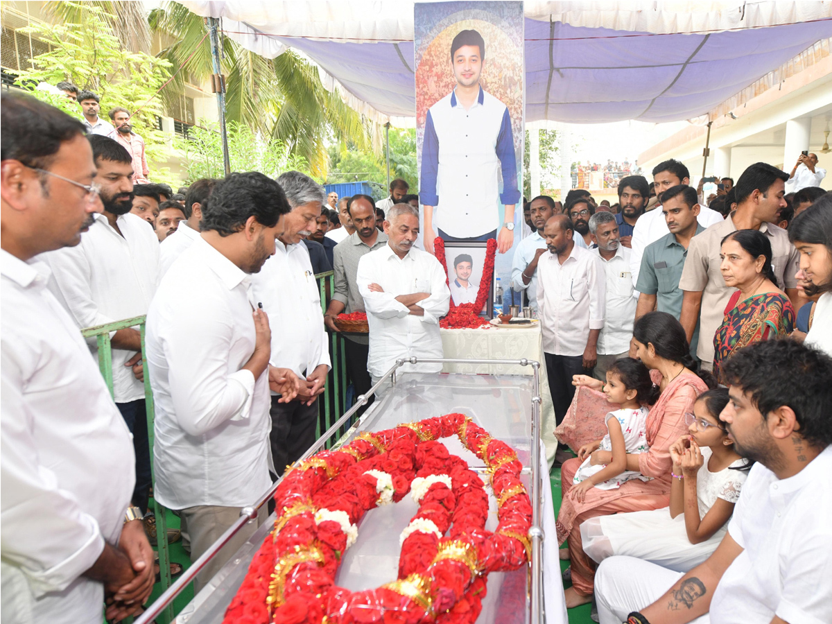 YS Jagan Pays Tribute To His Cousin YS Abhishek Reddy In Pulivendula Photos3