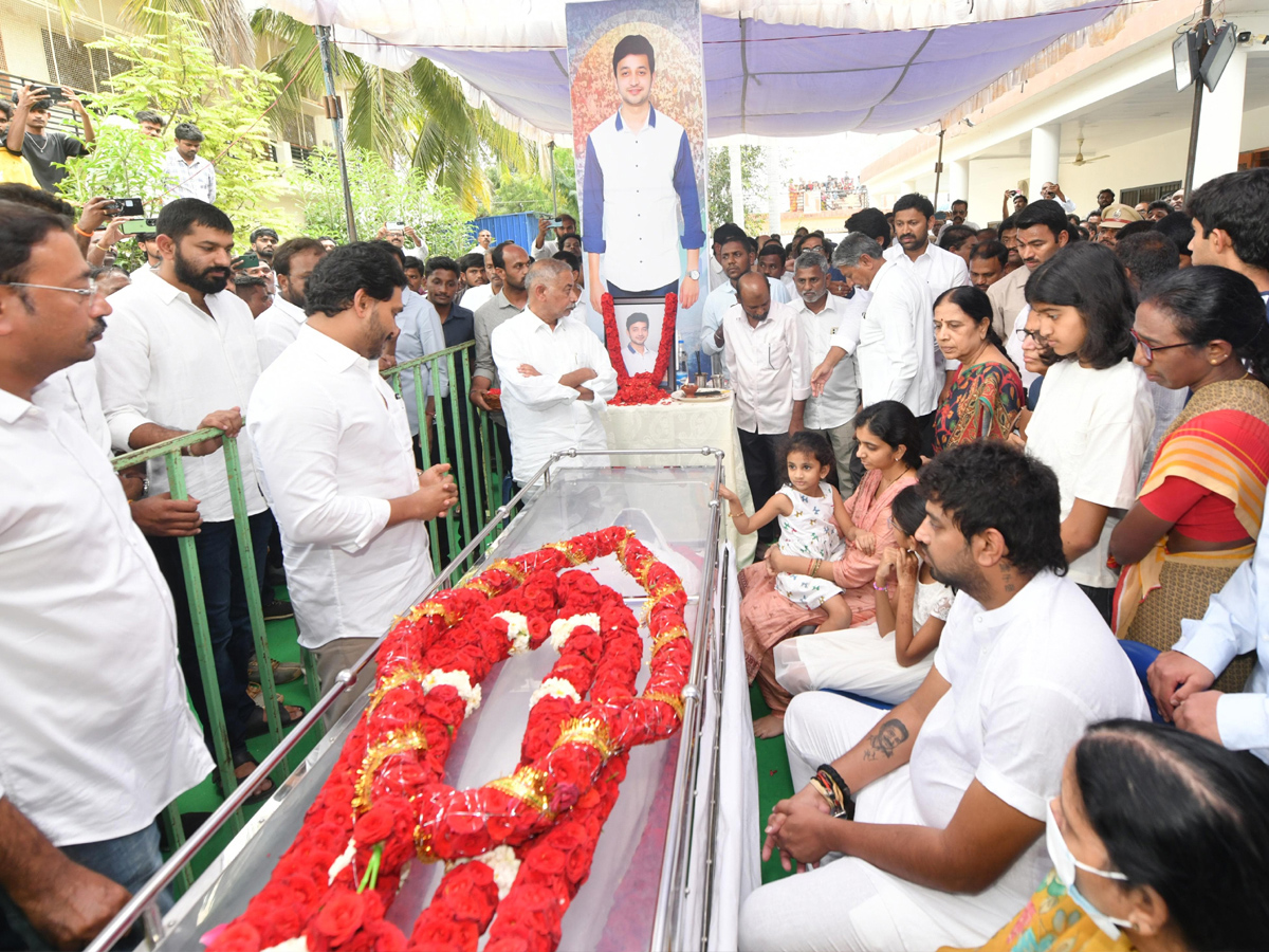 YS Jagan Pays Tribute To His Cousin YS Abhishek Reddy In Pulivendula Photos4