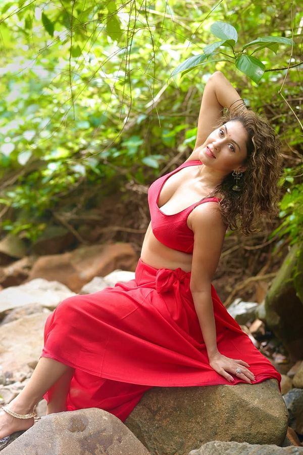 Actress Manjari Fadnis Photo Gallery3