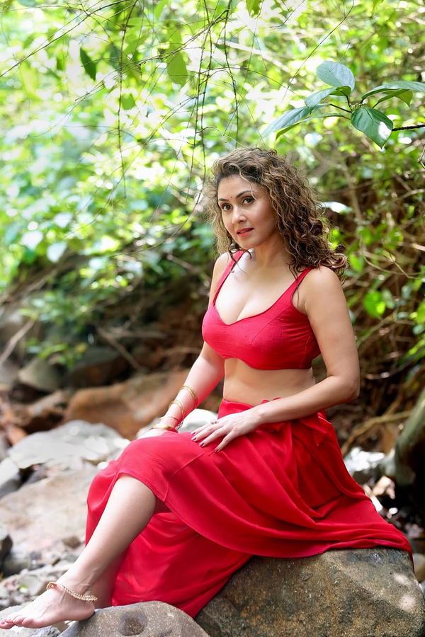 Actress Manjari Fadnis Photo Gallery5