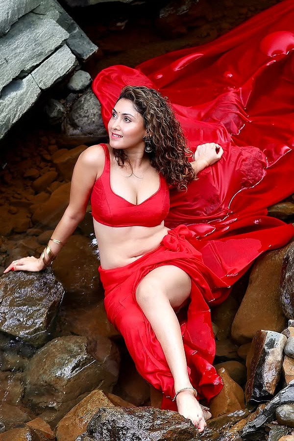 Actress Manjari Fadnis Photo Gallery9