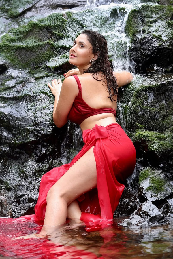 Actress Manjari Fadnis Photo Gallery14