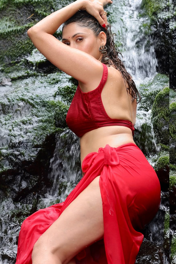 Actress Manjari Fadnis Photo Gallery15