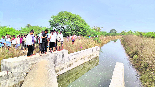 డీ–4 కాలువకు గండి2