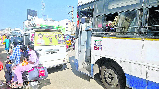 రోడ్డును బ్లాక్‌చేసిన టీడీపీ కార్యకర్త వాహనం1